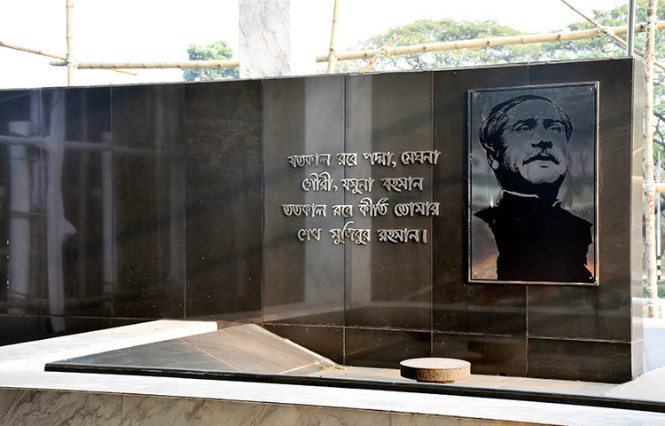 বঙ্গবন্ধুর বাড়ির দেয়ালে শোভা পাচ্ছে জাতির পিতার প্রতিকৃতি। ছবি: বিপ্লব দিক্ষিৎ