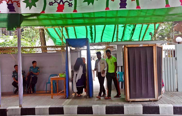 জাতির জনক বঙ্গবন্ধু শেখ মুজিবুর রহমান স্মৃতি জাদুঘরে প্রবেশ করছেন দর্শনার্থীরা। ছবি: বিপ্লব দিক্ষিৎ