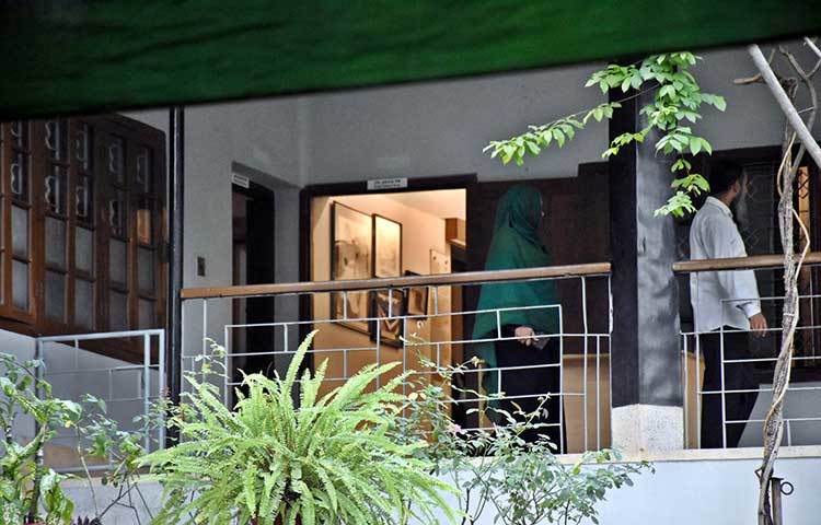 জাদুঘরের বিভিন্ন কক্ষে ঘুরে ঘুরে বঙ্গবন্ধুর স্মৃতিবিজড়িত বিভিন্ন স্থান দেখছেন দর্শনার্থীরা। ছবি: বিপ্লব দিক্ষিৎ