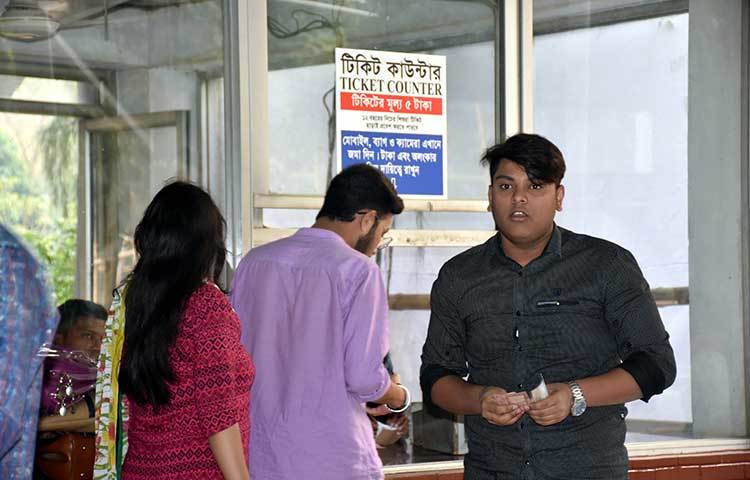 দর্শনার্থীরা জাদুঘরে প্রবেশের জন্য টিকিট সংগ্রহ করছেন। ছবি: বিপ্লব দিক্ষিৎ