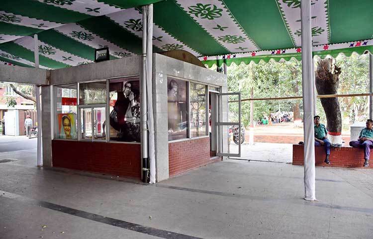 জাতির জনক বঙ্গবন্ধু শেখ মুজিবুর রহমান স্মৃতি জাদুঘরের সামনে নিরাপত্তা ব্যবস্থার জন্য পুলিশ পাহারা দিচ্ছে। ছবি: বিপ্লব দিক্ষিৎ