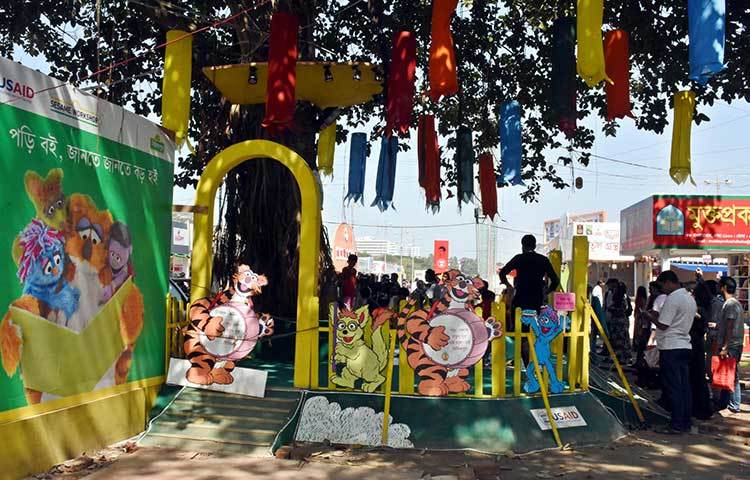 শিশু চত্বরে আনন্দ করছে শিশুরা। অভিভাবকরা শিশুদের ছবি তুলছেন। ছবি: বিপ্লব দিক্ষিৎ