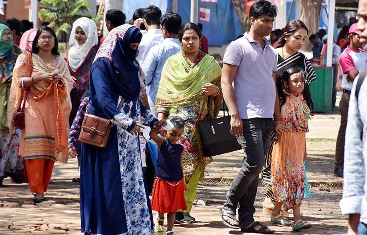 মেলার মাঠে শিশুদের নিয়ে ঘুরছেন অভিভাবকরা। ছবি: বিপ্লব দিক্ষিৎ