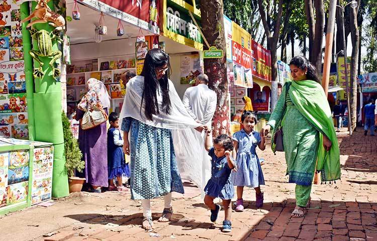শিশু চত্বরে খুদে পাঠকরা। ছবি: বিপ্লব দিক্ষিৎ