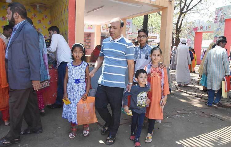 পছন্দের বই কিনছে শিশুরা। ছবি: বিপ্লব দিক্ষিৎ