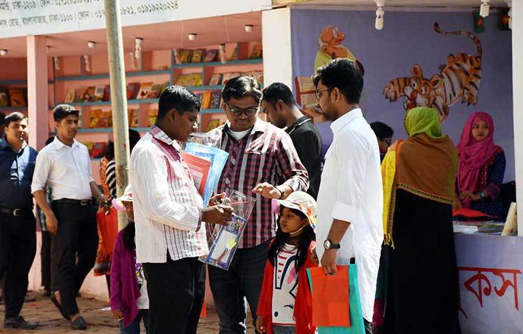 বইমেলার শেষ দিন শনিবার শিশুপ্রহর উদযাপন করা হলেও শিশু-কিশোরদের প্রিয় অনুষ্ঠান সিসিমপুরের কোনো শোয়ের ব্যবস্থা করা হয়নি। ছবি: বিপ্লব দিক্ষিৎ