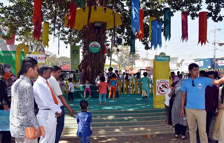 আনন্দ আর কোলাহলে মেতে আছে শিশুরা। ছবি: বিপ্লব দিক্ষিৎ