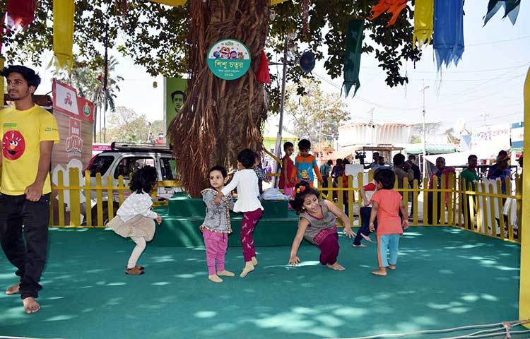শিশুদের আহা কী আনন্দ! বইমেলা প্রাঙ্গণে গিয়ে দেখা যায়, সকাল ১১টার পর থেকেই শিশুরা বাবা-মায়ের হাত ধরে শিশু চত্বরের মঞ্চে উপস্থিত হয়েছে। ছবি: বিপ্লব দিক্ষিৎ