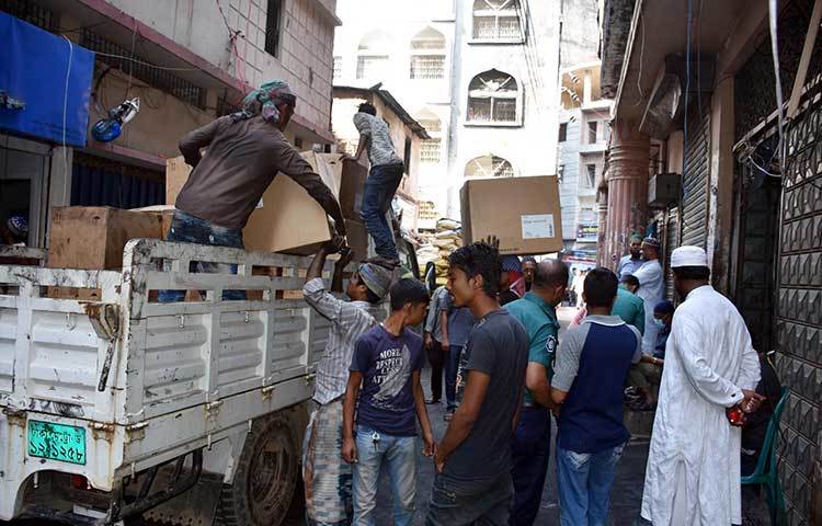 অগ্নিকাণ্ডের পর চকবাজারের চুড়িহাট্টার পরিবেশ আবার স্বাভাবিক হচ্ছে। ছবি: বিপ্লব দিক্ষিৎ