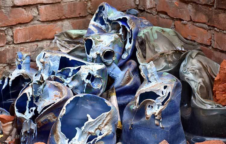 প্লাস্টিকের ড্রাম আগুনের তাপে সংকুচিত হয়ে গেছে। ছবি: বিপ্লব দিক্ষিৎ