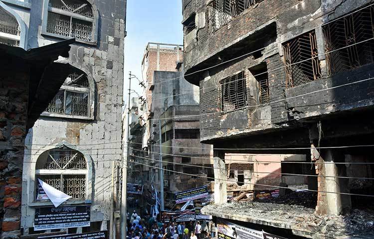 আগুনের তাপে দালানের টাইলস ও আস্তরণ খসে পড়েছে। ছবি: বিপ্লব দিক্ষিৎ