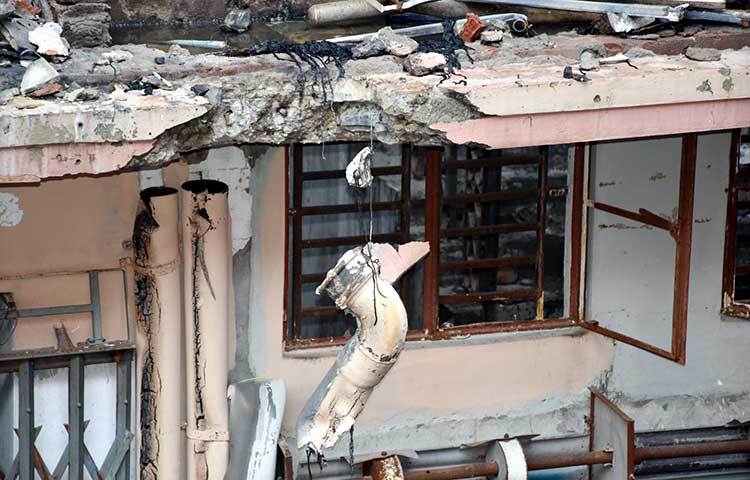 চকবাজারের চুড়িহাট্টায় ভয়াবহ অগ্নিকাণ্ডের সূত্রপাত হাজী ওয়াহেদ ম্যানশনের দোতলার কেমিক্যাল বিস্ফোরণ থেকে হয়। ছবি: বিপ্লব দিক্ষিৎ
