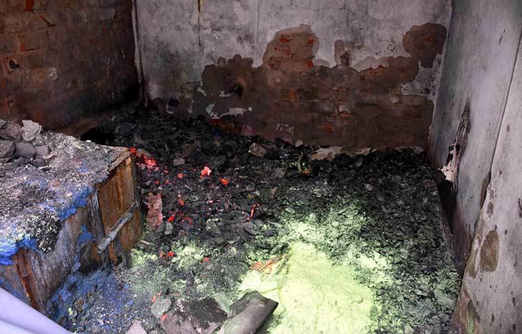 আগুনে ক্ষতিগ্রস্ত একটি কক্ষ। ছবি: বিপ্লব দিক্ষিৎ