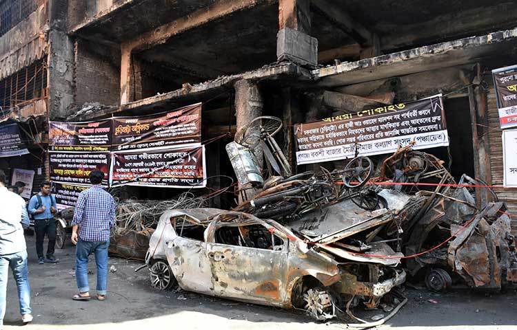 আগুনের তীব্রতার কারণে গাড়ির সিলিন্ডারগুলো কয়েক মিনিট পর বিস্ফোরিত হয়। ছবি: বিপ্লব দিক্ষিৎ