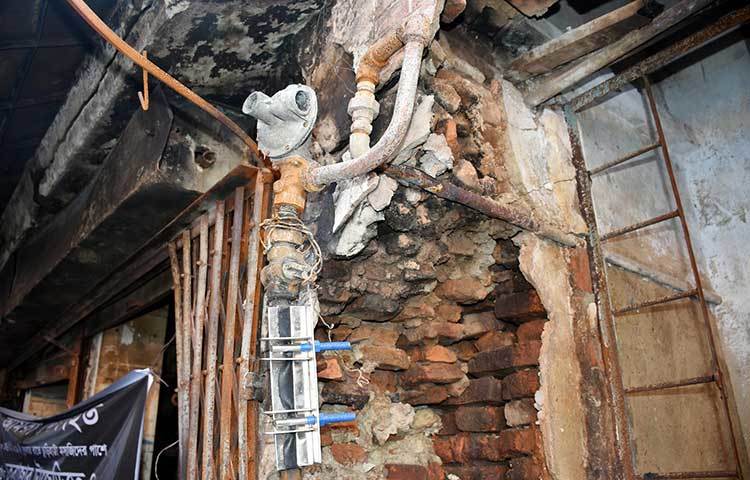 গ্যাসের লাইন পুড়ে নষ্ট হয়ে গেছে। ছবি: বিপ্লব দিক্ষিৎ