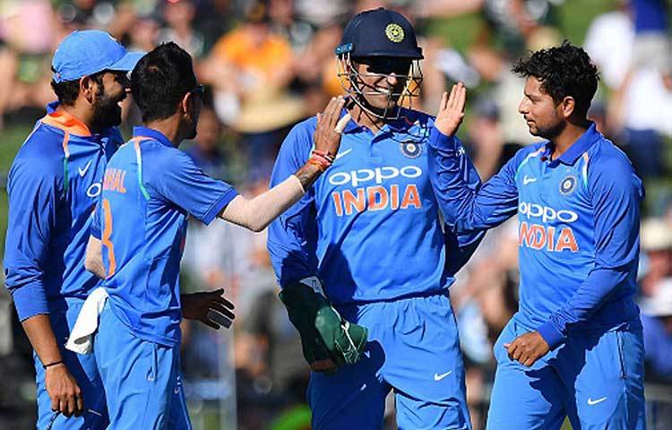 কুল-চা রহস্য: গত এক বছরে সীমিত ওভারের ক্রিকেটে দলকে ভরসা দিয়েছেন কুলদীপ এবং চহাল। এই দুই তরুণ স্পিনারের কাঁধে ভর করে বহু ম্যাচ পকেটে পুরেছেন কোহালিরা। কিন্তু, কেমন যেন তাল কাটা লাগল দুই জনকেই। তা হলে কি কুল-চা রহস্য ভেদ হয়ে গিয়েছে? বিশ্বকাপের আগে কোহালিদের কিন্তু মোটেই স্বস্তি দেবে না বিষয়টা।