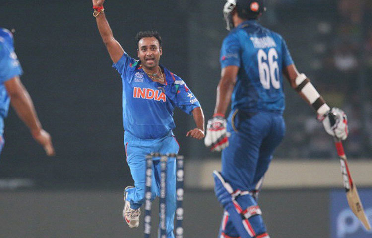 নয় নম্বরে থাকতে পারেন অমিত মিশ্র। ৩৬ বলে ৫০ রান করে অমিতের বলেই আউট হন নাইট ক্যাপ্টেন। ক্রিজে জাঁকিয়ে বসা কার্তিককে ফেরান তিনি।