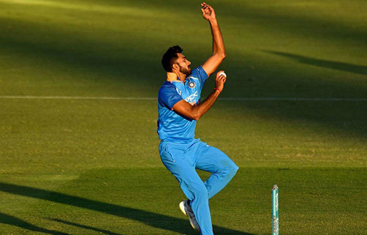 বিকল্প পেসার: বুমরা-শামি-ভুবিদের বিকল্প হতে পারেন এমন পেসার দলে নেই। কোনো এক জন চোট পেলে কে তার বিকল্প হবেন, কোনো উত্তর নেই। মহম্মদ সিরাজ-বিজয় শঙ্কর বা হার্দিক পান্ডে, বিকল্প হয়ে উঠতে পারছেন না কেউই।