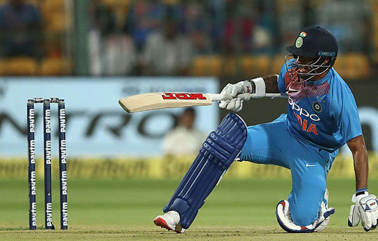 শিখর ধাওয়ান: দলের দুই ওপেনারের ধারাবাহিকতা কোহলির বড় চিন্তার কারণ। শিখরের ব্যাট থেকে দু-একটা বড় ইনিংস এলেও ধারাবাহিতা নেই। দায়সারা শট নিয়ে আউট হতেও দেখা গিয়েছে বার বার।