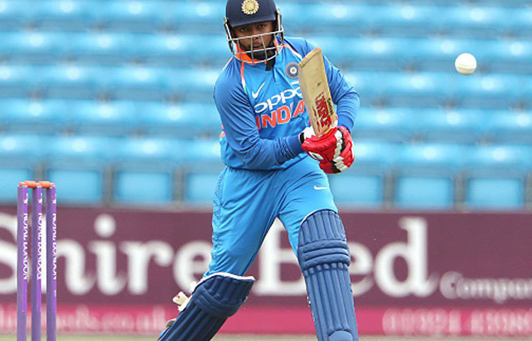 পাঞ্জাব ক্রিকেট অ্যাসোসিয়েশনের মাঠে আজ খেলা। ওপেন করার কথা পৃথ্বী শয়ের। গত ম্যাচে ৫৫ বলে ৯৯ রান করেছেন তিনি। সোজা ব্যাটে খেলার প্রবণতা এগিয়ে রাখবে তাকে।