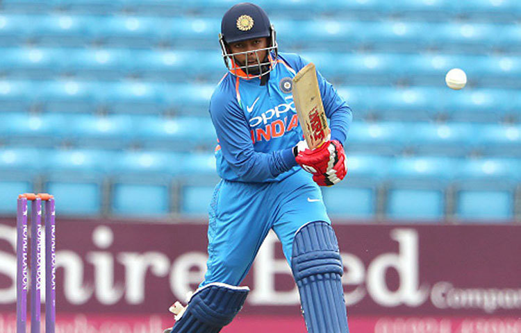 পৃথ্বী শ: তরুণ ভারতীয় ওপেনারটি শেষ মুহূর্তে বিশ্বকাপের চূড়ান্ত তালিকায় ঢুক পড়তে পারেন। তার জন্য আইপিএলে ভালো কিছু করতে হবে। চোটের জন্য অস্ট্রেলিয়া সফর থেকে ফিরে আসতে হয়েছিল। সেই অপূর্ণতা মিটিয়ে নেওয়ার সুযোগ পাচ্ছেন তরুণ পৃথ্বী।