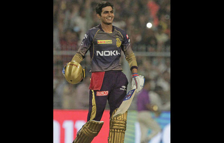 শেষ ওভারে শুভমন গিল দুইটি ছয় মেরে নাইটদের লক্ষ্যে পৌঁছে দিয়েছেন। রাসেলকে যোগ্য সঙ্গত দিয়েছেন শুভমান।