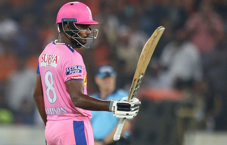 সঞ্জু স্যামসন: তেমনভাবে লড়াইয়ে কোনো দিনই ছিলেন না। কিন্তু, হায়দ্রাবাদের বিরুদ্ধে অসাধারণ শতরান করে চমকে দিয়েছেন সবাইকে। এই মূহূর্তে রানের দিক থেকে দুই নম্বরে রয়েছেন তিনি। এবারের আইপিএলে প্রথম শতরানটি এলো তার ব্যাট থেকেই।