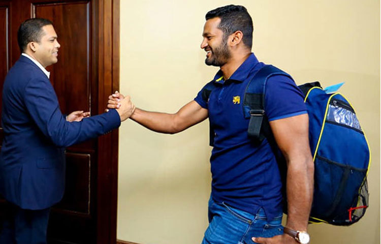 শ্রীলঙ্কার স্থানীয় সংবাদমাধ্যমের খবর অনুযায়ী, ভোর সাড়ে পাঁচটা নাগাদ দুর্ঘটনার কবলে পড়েন করুণারাত্নে। তার গাড়ি একটি তিন চাকার গাড়িতে গিয়ে ধাক্কা মারে। তিন চাকার চালক আহতও হয়েছেন। করুণারাত্নে নাকি মদ্যপ অবস্থায় গাড়ি চালাচ্ছিলেন।