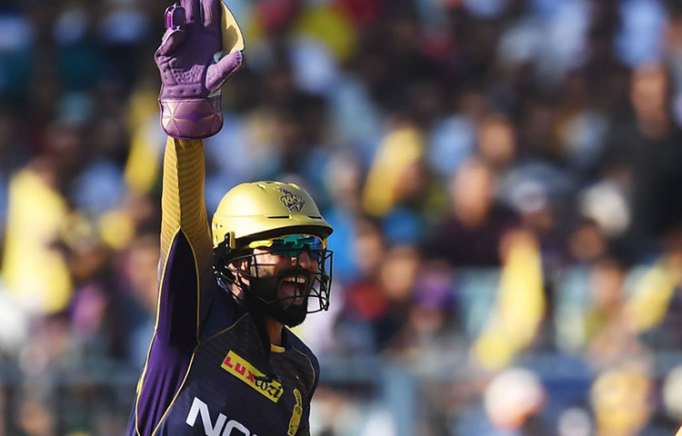 সে জিতে বল করার সিদ্ধান্ত নেন অধিনায়ক দীনেশ কার্তিক। ২০০ রানের আগেই সানরাইজার্সদের বেঁধে ফেলাটাও একটা বড় কারণ তো বটেই জয়ের।