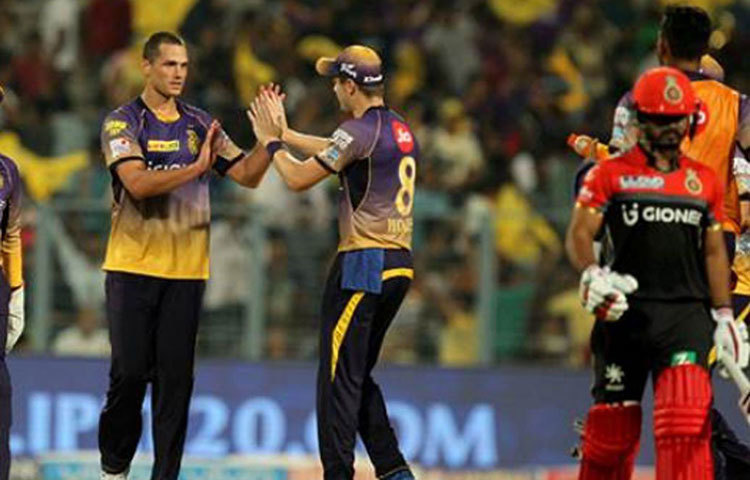 ৫ এপ্রিল রয়্যাল চ্যালেঞ্জার্স বেঙ্গালুরুর মুখোমুখি হবে কেকেআর। বেঙ্গালুরুর চিন্নাস্বামী স্টেডিয়ামে রাত ৮টা থেকে এই ম্যাচ হবে।