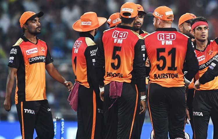 ভুবনেশ্বর কুমার, সিদ্ধার্থ কল, রশিদ খান প্রত্যেকেরই চার ওভার শেষ হয়ে গিয়েছিল। ১৯তম ওভারে তাই বেশির ভাগ রান তুলে নিতে পেরেছেন রাসেল।