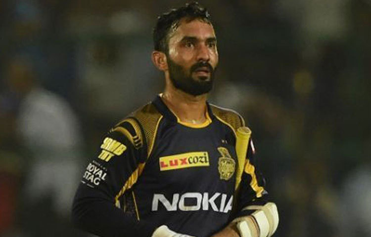 কলকাতা নাইট রাইডার্সের সবচেয়ে বয়স্ক ক্রিকেটার দীনেশ কার্তিক। ৩৩ বছরের এই উইকেটকিপার-ব্যাটসম্যান কেকেআরের অন্যতম ভরসা। দলের অধিনায়কও তিনি। তাই তার অভিজ্ঞতা জরুরি তো বটেই।