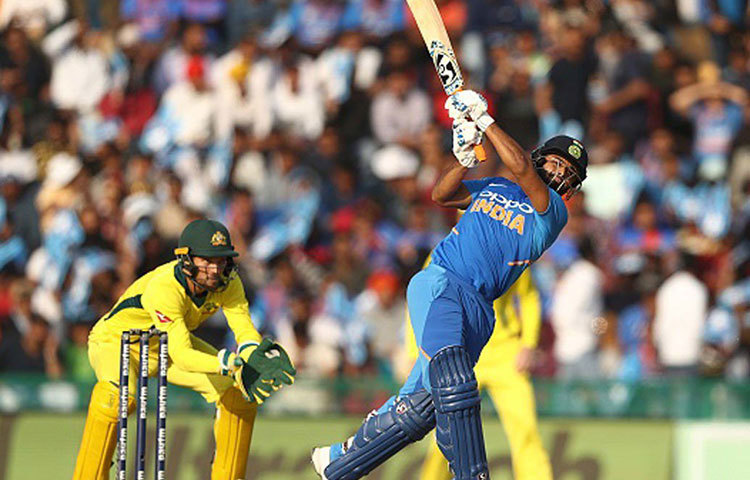 ব্যর্থ পান্থ: এক সময় ঋষভ পান্থকে ধোনির বিকল্প ভাবা শুরু হয়েছিল। তারা যে কতটা ভুল, তা প্রমাণ করে দিলেন পান্থ নিজেই। কিপিংয়ে তিনি ধোনির ধারাকাছে নন। আর ব্যাট হাতে দু-একটা ভালো ইনিংস থাকলেও তা ম্যাচ জেতানোর জন্য যথেষ্ট নয়।