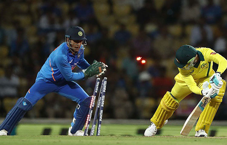 ধোনির অভাব: উইকেটের পিছনে ধোনির উপস্থিতি কতটা গুরুত্বপূর্ণ তা ভালোভাবে বোঝা গেল সিরিজে। সঙ্গে অবশ্যই রয়েছে তার অভিজ্ঞতা। বিশেষ করে সিরিজের শেষ ম্যাচে বেশ অসহায় লেগেছে অধিনায়ক কোহলিকে। ধোনি মাঠে থাকলে তার থেকে অনেক গুরুত্বপূর্ণ পরামর্শ পান বিরাট। কোনো সময় ধোনি মাঠে না থাকলে কী হবে? উত্তর নেই।