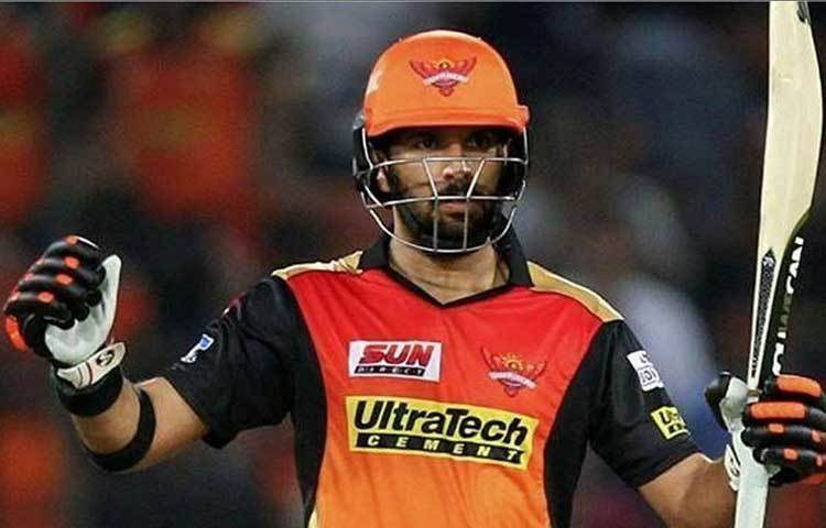 মুম্বাই ইন্ডিয়ান্সের সবচেয়ে বয়স্ক ক্রিকেটার যুবরাজ সিংহ। ৩৭ বছর বয়সের যুবির ফ্যানরা চাইছেন তিনি আবারও পুরনো দাপট দেখান মাঠে। চলতি বছরের নিলামে এই তারকার বেস প্রাইস ছিল ১ কোটি। ঠিক এই অঙ্কেই মুম্বাই ইন্ডিয়ান্স দলে টেনে নিল ভারতীয় ক্রিকেটের অন্যতম সেরা ক্রাউড পুলারকে।