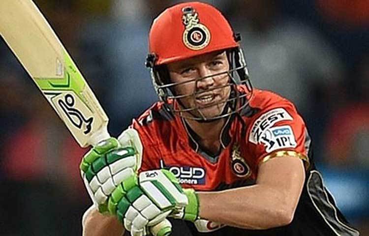 রয়্যাল চ্যালেঞ্জার্স বেঙ্গালুরুর এবি ডিভিলিয়ার্স সুপারহিউম্যান ব্যাটিং প্রসেসে বিশ্বাসী। দলে সবচেয়ে বয়স্ক ক্রিকেটার তিনিই। বয়স ৩৫। তার ফিল্ডিং দেখে চমকে যান ক্রিকেট অনুরাগীরা।