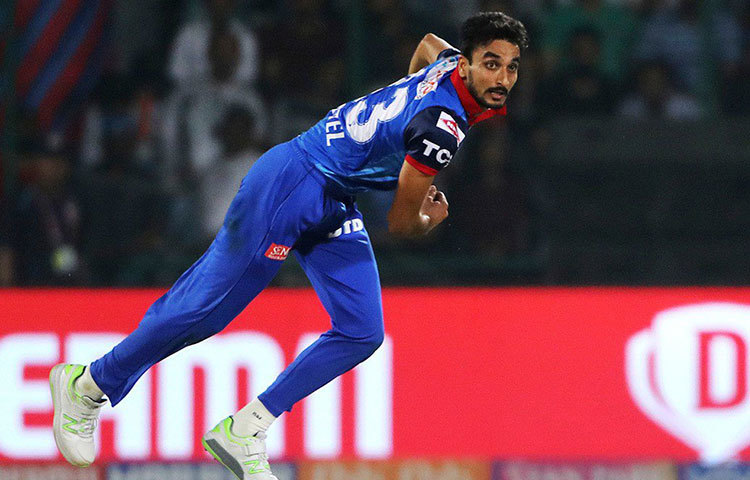 হর্ষল পটেলের থাকার কথা আট নম্বরে। গত ম্যাচে রবীন উথাপ্পা ও নীতীশ রাণার দুটি জরুরি উইকেটই পকেটে পুরেছেন হর্ষল।