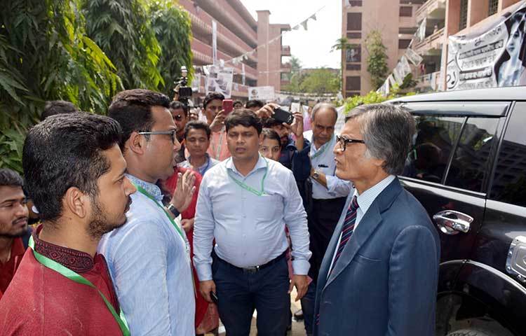 ছাত্রলীগের কেন্দ্রীয় সাধারণ সম্পাদক ও ডাকসুর জিএস প্রার্থী গোলাম রব্বানী ঢাকা বিশ্ববিদ্যালয়ের প্রো-ভিসি অধ্যাপক মুহাম্মদ সামাদের সঙ্গে কথা বলছেন। ছবি: বিপ্লব দিক্ষিৎ