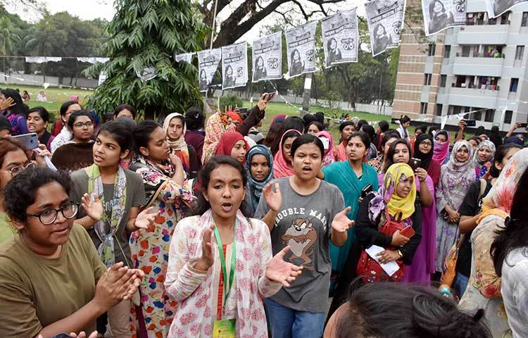 নির্বাচনে বিভিন্ন অনিয়মের অভিযোগ নিয়ে প্রতিবাদ জানাচ্ছে ছাত্রীরা। ছবি: বিপ্লব দিক্ষিৎ