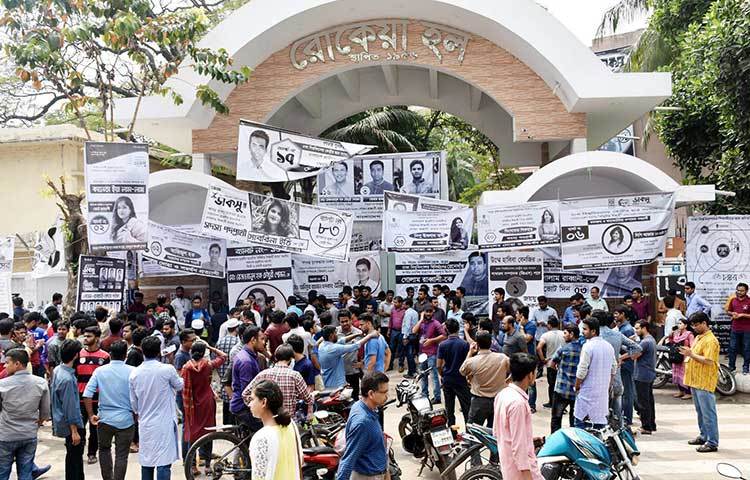 রোকেয়া হলের সামনে দুপুরের দিকে ভোটারদের ভিড়। ছবি: বিপ্লব দিক্ষিৎ