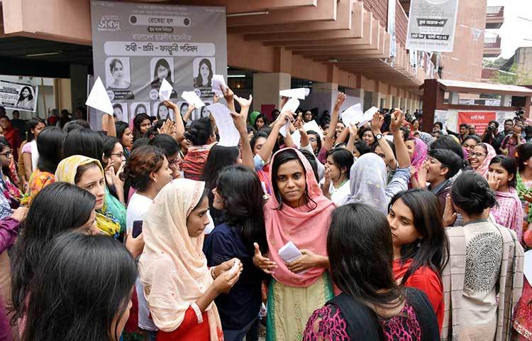 স্লোগান দিচ্ছে ছাত্রীরা। ছবি: বিপ্লব দিক্ষিৎ