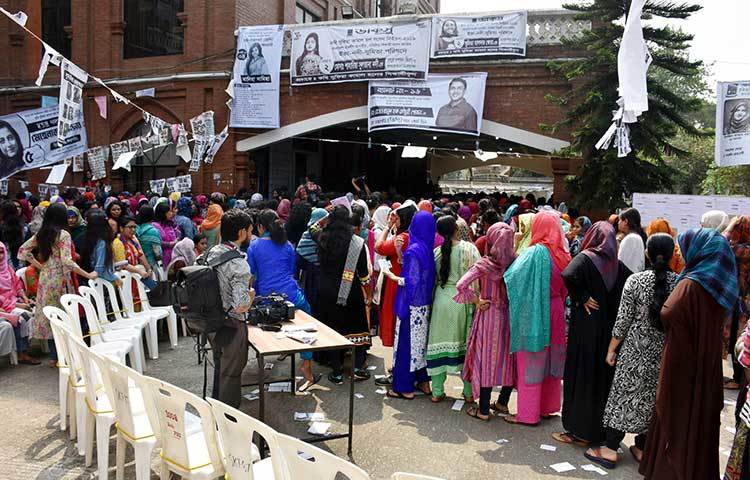সকালের দিকে ভোট দিতে সারিবদ্ধভাবে লাইনে দাঁড়ায় ভোটাররা। ছবি: বিপ্লব দিক্ষিৎ