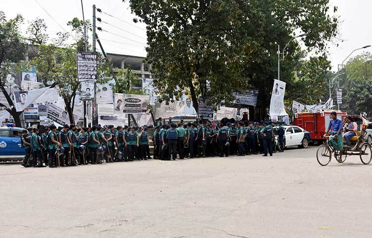 ডাকসু নির্বাচন উপলক্ষে পুলিশের নিরাপত্তা বেষ্টনি। ছবি: বিপ্লব দিক্ষিৎ