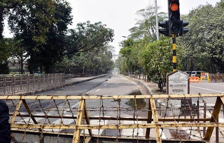 নিরাপত্তার কারণে ঢাকা বিশ্ববিদ্যালয়ের একটি রাস্তা বন্ধ থাকে। ছবি: বিপ্লব দিক্ষিৎ