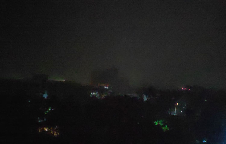 দিনভর প্রচণ্ড গরম থাকলেও মাগরিবের নামাজের কিছুক্ষণ আগেই আকাশ অন্ধকার হয়ে আসে। হঠাৎ তীব্র বেগে ঝড়ো হাওয়া, বিদ্যুৎ চমকানো ও ক্ষণিকের মধ্যেই মুষলধারে বৃষ্টিপাত শুরু হয়।