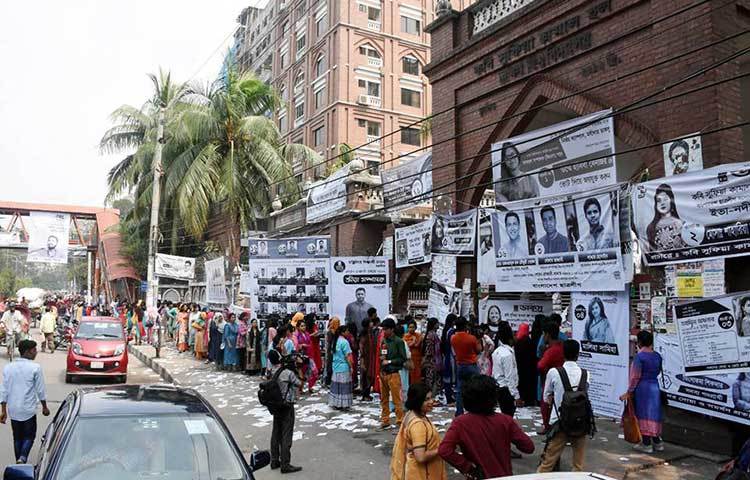 লাইনে দাঁড়িয়ে ভোট দিচ্ছেন ঢাকা বিশ্ববিদ্যালয়ের শিক্ষর্থীরা। সকাল ৮টায় শুরু হওয়া এই নির্বাচনে ভোট গ্রহণ করা হবে দুপুর ২টা পর্যন্ত। ছবি: বিপ্লব দিক্ষিৎ