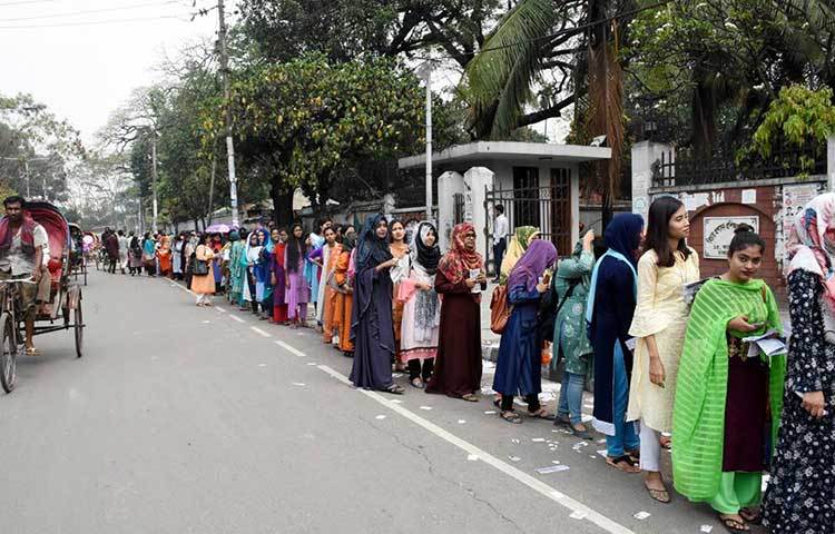 ছাত্রীরা সারিবদ্ধ লাইনে দাঁড়িয়ে ভোট দিচ্ছে। ১৮ হলে প্রস্তুত করা হয়েছে ৫০৮টি বুথ। ৪২ হাজার ৯২৩ ভোটারের জন্য এসব বুথ তৈরি করা হয়েছে। ছবি: বিপ্লব দিক্ষিৎ