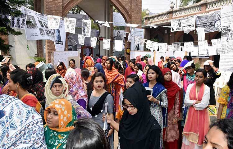 ভোট দেয়ার জন্য অপেক্ষা করছে ছাত্রীরা। ছবি: বিপ্লব দিক্ষিৎ