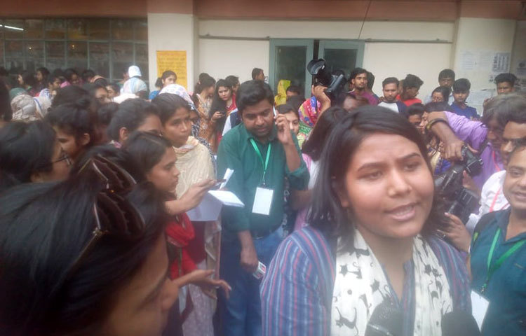 ডাকসু নির্বাচন উপলক্ষে গণমাধ্যকর্মীদের ব্যাপক উপস্থিতি দেখা গেছে। ছবি: বিপ্লব দিক্ষিৎ