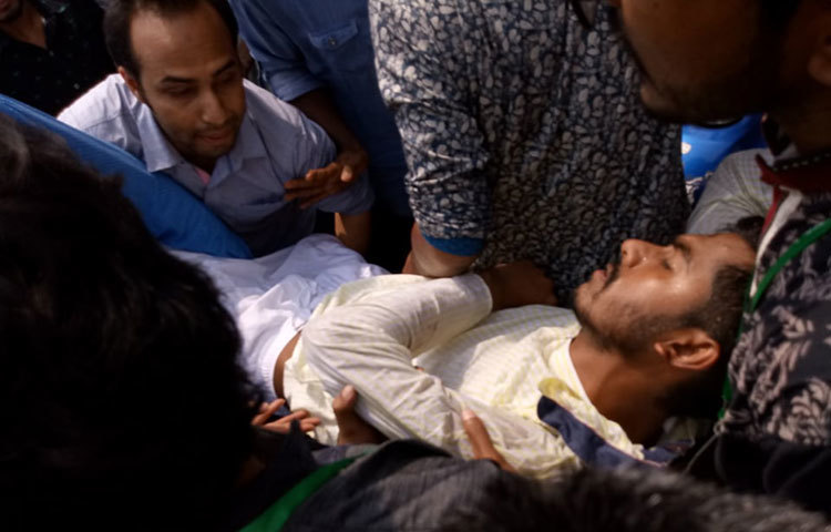 কোটা আন্দোলনের নেতা ও ডাকসু নির্বাচনে ভাইস-প্রেসিডেন্ট (ভিপি) পদপ্রার্থী নুরুল হক নুরকে পিটিয়েছে ছাত্রলীগের নারী প্রার্থীরা। ছবি: বিপ্লব দিক্ষিৎ